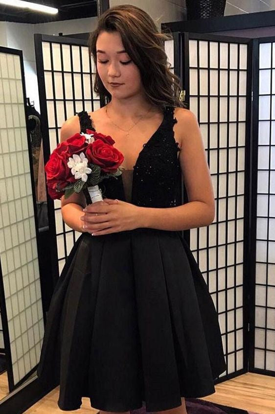 Short A-line V-neck Black Appliques Lace Party Dresses