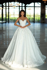 Elegant Long A-line Sweetheart Sleeveless Floral Lace Wedding Dresses