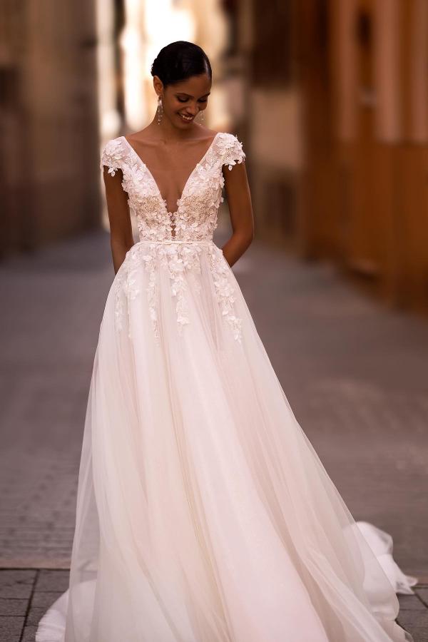 Backless V-Neck A-Line Tulle Long Appliques Lace Wedding Dress	 with Short Sleeve