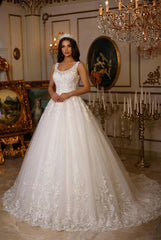 Long Tulle Sweetheart Appliques Lace Ball Gown Wedding Dress