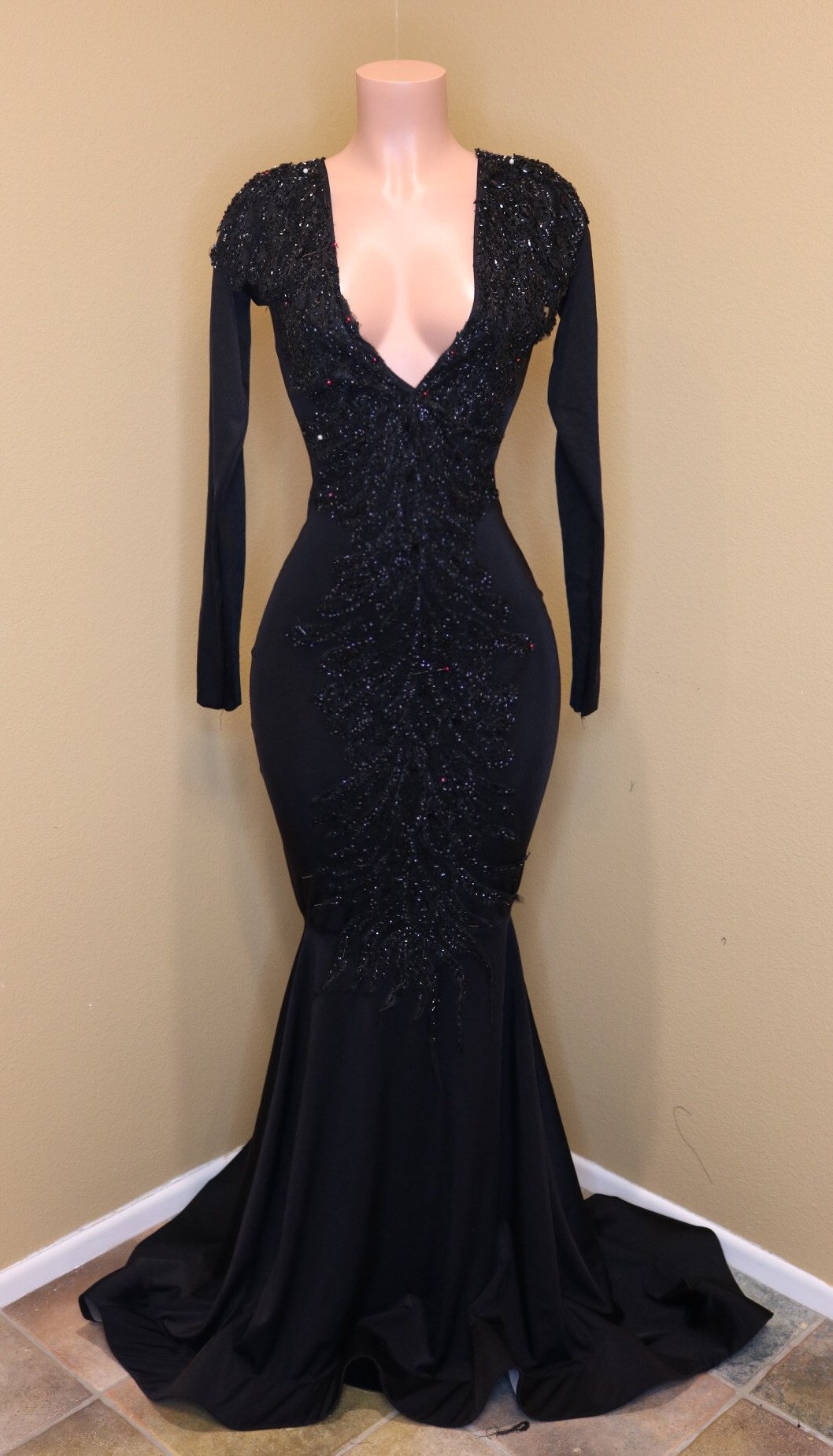 Black Long Memaid V-neck Appliques Lace Prom Dress with Sleeves