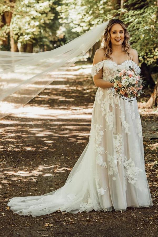 Plus Size Long Off The Shoulder Sweetheart A-Line Tulle Wedding Dress with Appliques Lace